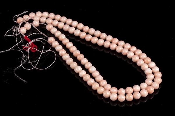 2 fili slegati di sfere di corallo rosa...  - Asta CORALLI, PERLE E CAMMEI: GIOIELLI E OGGETTI D’ARTE DALLA LIQUIDAZIONE DELL’AZIENDA MONDIAL CORAL DI TORRE DEL GRECO - Bertolami Fine Art - Casa d'Aste