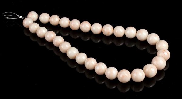 Filo slegato di sfere di corallo rosa...  - Asta CORALLI, PERLE E CAMMEI: GIOIELLI E OGGETTI D’ARTE DALLA LIQUIDAZIONE DELL’AZIENDA MONDIAL CORAL DI TORRE DEL GRECO - Bertolami Fine Art - Casa d'Aste