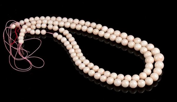 2 fili slegati di sfere di corallo rosa...