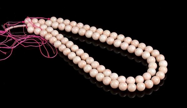 2 fili slegati di sfere di corallo rosa...  - Auction CORALLI, PERLE E CAMMEI: GIOIELLI E OGGETTI D’ARTE DALLA LIQUIDAZIONE DELL’AZIENDA MONDIAL CORAL DI TORRE DEL GRECO - Bertolami Fine Art - Casa d'Aste