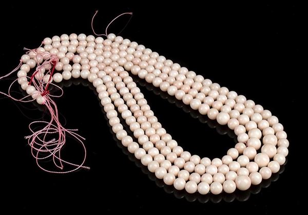 4 fili slegati di sfere di corallo rosa...  - Asta CORALLI, PERLE E CAMMEI: GIOIELLI E OGGETTI D’ARTE DALLA LIQUIDAZIONE DELL’AZIENDA MONDIAL CORAL DI TORRE DEL GRECO - Bertolami Fine Art - Casa d'Aste
