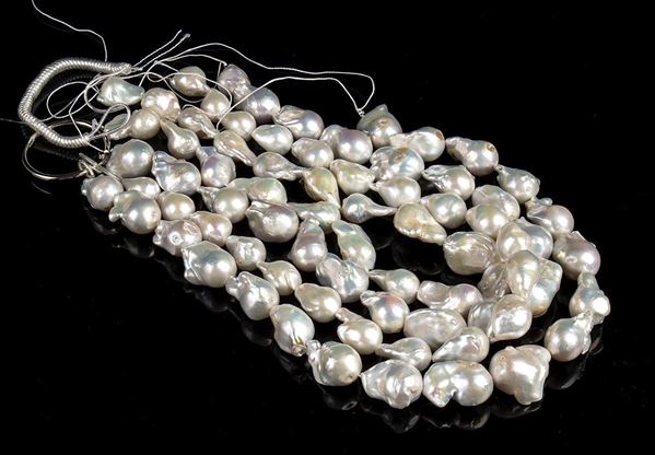 4 fili slegati di perle di fiume barocche nucleate...  - Auction CORALLI, PERLE E CAMMEI: GIOIELLI E OGGETTI D’ARTE DALLA LIQUIDAZIONE DELL’AZIENDA MONDIAL CORAL DI TORRE DEL GRECO - Bertolami Fine Art - Casa d'Aste