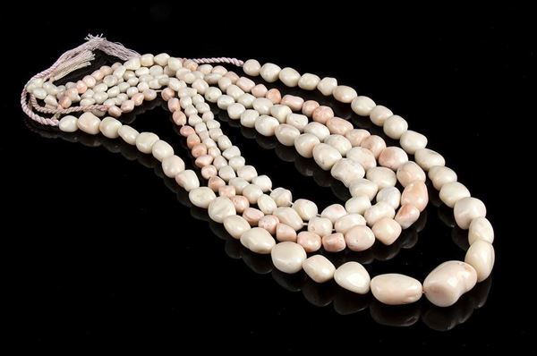 4 fili di pepite di corallo rosa in gradazione...  - Auction CORALLI, PERLE E CAMMEI: GIOIELLI E OGGETTI D’ARTE DALLA LIQUIDAZIONE DELL’AZIENDA MONDIAL CORAL DI TORRE DEL GRECO - Bertolami Fine Art - Casa d'Aste