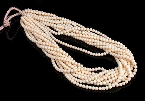 10 fili slegati di sfere di corallo rosa...  - Asta CORALLI, PERLE E CAMMEI: GIOIELLI E OGGETTI D’ARTE DALLA LIQUIDAZIONE DELL’AZIENDA MONDIAL CORAL DI TORRE DEL GRECO - Bertolami Fine Art - Casa d'Aste