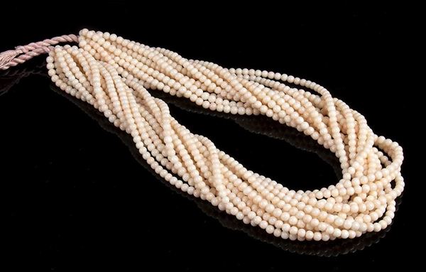 13 fili slegati di sfere di corallo rosa...  - Asta CORALLI, PERLE E CAMMEI: GIOIELLI E OGGETTI D’ARTE DALLA LIQUIDAZIONE DELL’AZIENDA MONDIAL CORAL DI TORRE DEL GRECO - Bertolami Fine Art - Casa d'Aste
