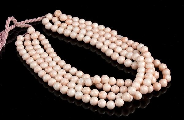 4 fili slegati di sfere di corallo rosa...  - Asta CORALLI, PERLE E CAMMEI: GIOIELLI E OGGETTI D’ARTE DALLA LIQUIDAZIONE DELL’AZIENDA MONDIAL CORAL DI TORRE DEL GRECO - Bertolami Fine Art - Casa d'Aste