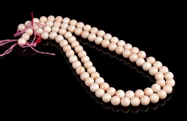 2 fili slegati di sfere di corallo rosa...  - Asta CORALLI, PERLE E CAMMEI: GIOIELLI E OGGETTI D’ARTE DALLA LIQUIDAZIONE DELL’AZIENDA MONDIAL CORAL DI TORRE DEL GRECO - Bertolami Fine Art - Casa d'Aste