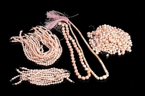 Elementi in coralli rosa e Midway non montati...  - Asta CORALLI, PERLE E CAMMEI: GIOIELLI E OGGETTI D’ARTE DALLA LIQUIDAZIONE DELL’AZIENDA MONDIAL CORAL DI TORRE DEL GRECO - Bertolami Fine Art - Casa d'Aste