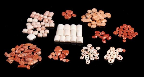 Elementi in corallo cerasuolo e corallo rosa non montati...  - Asta CORALLI, PERLE E CAMMEI: GIOIELLI E OGGETTI D’ARTE DALLA LIQUIDAZIONE DELL’AZIENDA MONDIAL CORAL DI TORRE DEL GRECO - Bertolami Fine Art - Casa d'Aste