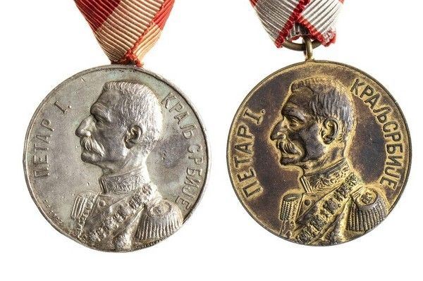 LOTTO DI DUE MEDAGLIE COMMEMORATIVE L’ELEZIONE DI RE PIETRO 1°...  - Auction La collezione Clodomiro Tavani di medaglie, onorificenze e ordini cavallereschi - Bertolami Fine Art - Casa d'Aste