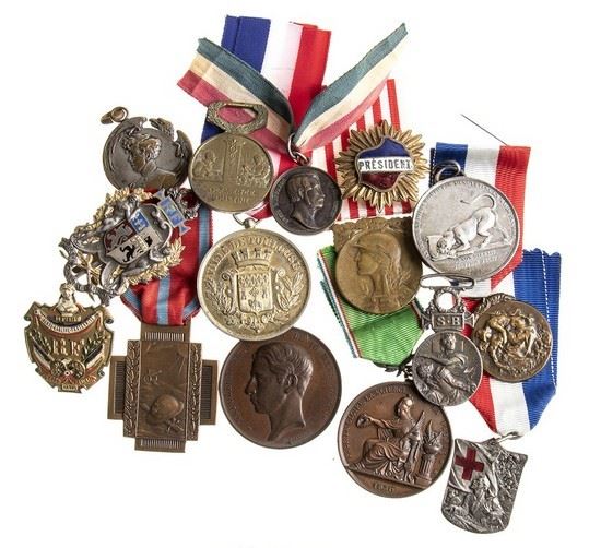 A LOT OF 15 MEDALS AND BADGES...  (ORDINI E MEDAGLIE - Francia...)  - VARIOUS MATERIALS AND DIMENSIONS - Auction Militaria, Medals and Orders of Chivalry - Bertolami Fine Art - Casa d'Aste