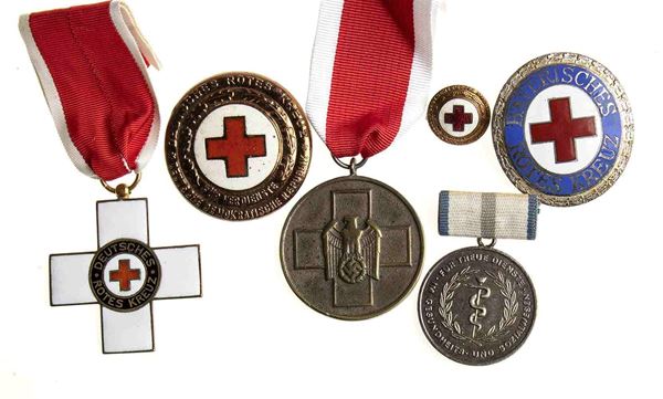  A LOT OF THREE MEDALS AND THREE BADGES...  (CROCE ROSSA - GERMANIA...)  - DIFFERENT MATERIALS AND MEASURES - Auction Militaria, Medals and Orders of Chivalry - Bertolami Fine Art - Casa d'Aste