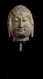 GRANDE TESTA DI BUDDHA IN PIETRA
Cina, XX secolo
...  - Asta Arte Asiatica, Africana e Precolombiana - Bertolami Fine Art - Casa d'Aste