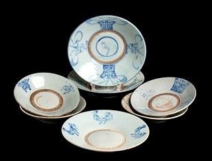 SETTE PIATTI IN PORCELLANA 'BIANCO E BLU' : Cina meridionale, XX secolo

5,7 x 27,5 cm il più grande

Provenienza: collezio...  - Auction Arte Asiatica e Tribale - Bertolami Fine Art - Casa d'Aste