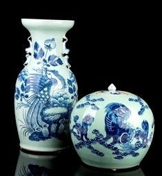 DUE VASI IN PORCELLANA CON INVETRIATURA CÉLADON E DECORO IN BLU DI COBALTO
Cina...  - Auction Arte Asiatica, Africana e Precolombiana - Bertolami Fine Art - Casa d'Aste