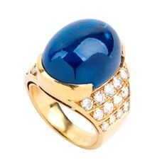 Anello con zaffiro cabochon ct 28,00 e pavè di diamanti...