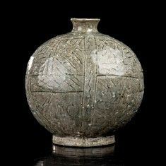 VASO GLOBULARE IN CERAMICA 'BUNCHEONG' INCISA E  INVETRIATA
Corea, periodo Jose...  - Asta Arte Asiatica, Africana e Precolombiana - Bertolami Fine Art - Casa d'Aste