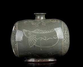 FIASCA CILINDRICA IN CERAMICA 'BUNCHEONG' CON INVETRIATURA C&#201;LADON E DECORO A INTARSIO DI INGOBBIO BIANCO : Corea, periodo Joseon, XV secolo

La fiasca ha corpo cilindrico disposto per or...  - Auction Arte Asiatica, Africana e Precolombiana - Bertolami Fine Art - Casa d'Aste