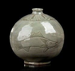 VASO GLOBULARE IN CERAMICA CON INVETRIATURA C&#201;LADON E DECORO INCISO : Corea, periodo Joseon, XV secolo (?)

Il vaso ha base ad anello su cui posa cor...  - Auction Arte Asiatica, Africana e Precolombiana - Bertolami Fine Art - Casa d'Aste