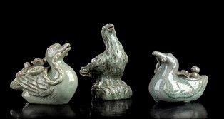 TRE CONTAGOCCE IN CERAMICA CON INVETRIATURA CÉLADON
Corea, periodo Goryeo, XII-...  - Asta Arte Asiatica, Africana e Precolombiana - Bertolami Fine Art - Casa d'Aste