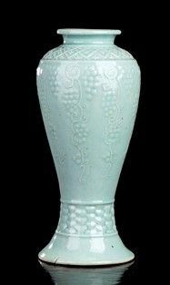 VASO A BALAUSTRO IN PORCELLANA  INVETRIATA, MAEBYONG - Corea, periodo Joseon, fine del XIX – inizio del XX secolo

Il vaso ha sezione ...