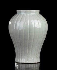 VASO A BALAUSTRO IN PORCELLANA  INVETRIATA
Corea, periodo Joseon, XVIII secolo...  - Asta Arte Asiatica, Africana e Precolombiana - Bertolami Fine Art - Casa d'Aste