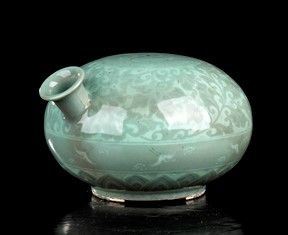 VERSATOIO IN CERAMICA CON INVETRIATURA C&#201;LADON E DECORO A INTARSIO DI INGOBBIO BIANCO : Corea, stile del periodo Goryeo

Il versatoio ha corpo globulare compresso con ...  - Asta Arte Asiatica, Africana e Precolombiana - Bertolami Fine Art - Casa d'Aste