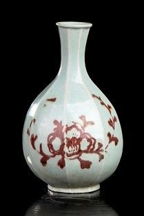 VASO A BOTTIGLIA IN PORCELLANA INVETRIATA CON DECORO IN ROSSO DI RAME
Corea, pe...  - Auction Arte Asiatica, Africana e Precolombiana - Bertolami Fine Art - Casa d'Aste