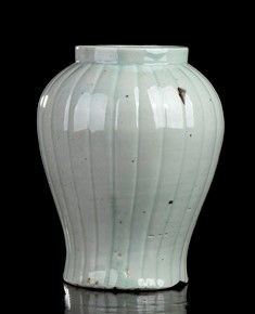 VASO A BALAUSTRO IN PORCELLANA  INVETRIATA, MAEBYONG : Corea, periodo Joseon, XVIII secolo

Il vaso ha sezione circolare con ampiezza ...  - Auction Arte Asiatica e Tribale - Bertolami Fine Art - Casa d'Aste