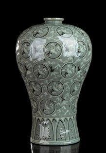 VASO IN CERAMICA CON INVETRIATURA C&#201;LADON E DECORO A INTARSIO DI INGOBBIO BIANCO E BRUNO, MAEBYONG : Corea, stile del periodo Goryeo

Il vaso ha sezione circolare con ampiezza mass...  - Auction Arte Asiatica e Tribale - Bertolami Fine Art - Casa d'Aste