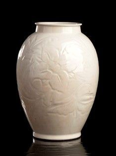 VASO A BALAUSTRO IN PORCELLANA  INVETRIATA, MAEBYONG : Corea, inizio del XX secolo

Il vaso ha corpo ovoidale sormontato da breve ma r...  - Auction Arte Asiatica e Tribale - Bertolami Fine Art - Casa d'Aste