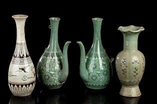 QUATTRO VASI IN CERAMICA INVETRIATA : Corea, XX secolo

29 x 10 cm il più alto

Provenienza: collezione privata itali...  - Auction Arte Asiatica e Tribale - Bertolami Fine Art - Casa d'Aste