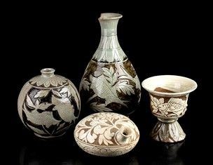 QUATTRO CONTENITORI IN CERAMICA : Corea, XX secolo

32 x 17 cm il vaso a bottiglia

Provenienza: collezione priva...  - Asta Arte Asiatica e Tribale - Bertolami Fine Art - Casa d'Aste