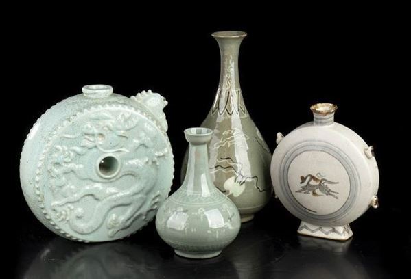 QUATTRO VASI IN CERAMICA INVETRIATA : Corea, XX secolo

31 x 15 cm il più alto

Provenienza: collezione privata itali...  - Asta Arte Asiatica e Tribale - Bertolami Fine Art - Casa d'Aste