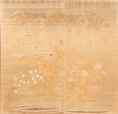 GRANDE PANNELLO IN SETA LAVORATA A RICAMO : Giappone, periodo Meiji

La decorazione si svolge sul fondo beige, e consiste d...  - Auction Arte Asiatica e Tribale - Bertolami Fine Art - Casa d'Aste