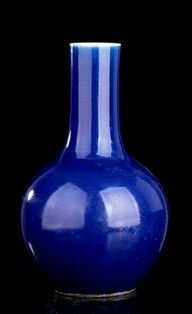 VASO A BOTTIGLIA IN PORCELLANA CON INVETRIATURA BLU
Cina, dinastia Qing...  - Asta Arte Asiatica, Africana e Precolombiana - Bertolami Fine Art - Casa d'Aste