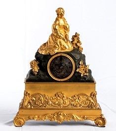 Pendola francese in bronzo dorato raffigurante dama - prima metà del XIX secolo...  - Asta  Mobili e Oggetti d'arte dal XVII all'inizio del XX secolo - Bertolami Fine Art - Casa d'Aste