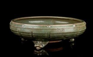 GRANDE INCENSIERE TRIPODE IN CERAMICA DI LONGQUAN CON INVETRIATURA CÉLADON
Cina...  - Asta Arte Asiatica, Africana e Precolombiana - Bertolami Fine Art - Casa d'Aste