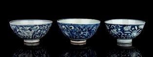 TRE CIOTOLE IN PORCELLANA 'BIANCO E BLU'
Cina, dinastia Ming, periodo Wanli...  - Asta Arte Asiatica, Africana e Precolombiana - Bertolami Fine Art - Casa d'Aste