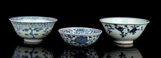 TRE CIOTOLE IN PORCELLANA 'BIANCO E BLU'
Cina, dinastia Ming, XVI secolo...  - Asta Arte Asiatica, Africana e Precolombiana - Bertolami Fine Art - Casa d'Aste