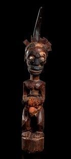 FETICCIO ANTROPOMORFO IN LEGNO, TESSUTO, CAURI E CORNO
Repubblica Democratica d...  - Auction Arte Asiatica, Africana e Precolombiana - Bertolami Fine Art - Casa d'Aste