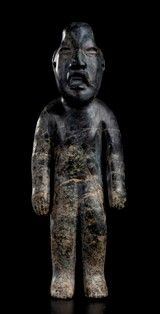 FIGURA STANTE IN PIETRA VERDE
stile Olmeco...  - Asta Arte Asiatica, Africana e Precolombiana - Bertolami Fine Art - Casa d'Aste