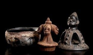 TRE CONTENITORI IN TERRACOTTA
Africa...  - Auction Arte Asiatica, Africana e Precolombiana - Bertolami Fine Art - Casa d'Aste