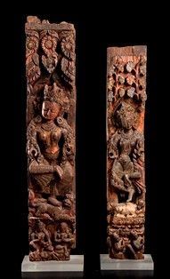 DUE COLONNE CON DIVINITÀ IN LEGNO DIPINTO
India, XVIII-XIX secolo...  - Asta Arte Asiatica, Africana e Precolombiana - Bertolami Fine Art - Casa d'Aste