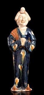 FIGURA FEMMINILE IN TERRACOTTA CON INVETRIATURA SANCAI : Cina, XX secolo

40 x 15 x 9 cm

Provenienza: collezione privata italiana-...  - Asta Arte Asiatica e Tribale - Bertolami Fine Art - Casa d'Aste