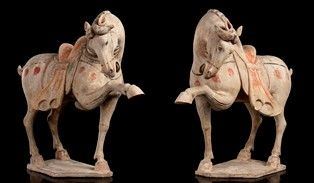 COPPIA DI CAVALLI IN CERAMICA PARZIALMENTE DIPINTA
Cina, stile della dinastia T...