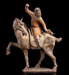 STRANIERO A CAVALLO CON CAGNOLINO IN CERAMICA PARZIALMENTE DIPINTA
Cina, stile ...  - Auction Arte Asiatica, Africana e Precolombiana - Bertolami Fine Art - Casa d'Aste