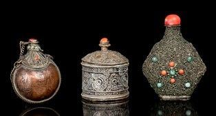 TRE SNUFF BOTTLES IN METALLO
Cina, XX secolo...  - Asta Arte Asiatica, Africana e Precolombiana - Bertolami Fine Art - Casa d'Aste