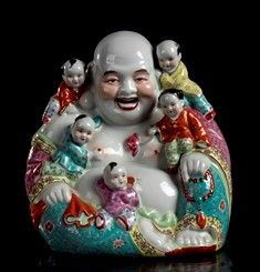 BUDAI IN PORCELLANA POLICROMA
Cina, XX secolo...  - Auction Arte Asiatica, Africana e Precolombiana - Bertolami Fine Art - Casa d'Aste