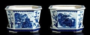 COPPIA DI CACHEPOTS CON VASSOI IN PORCELLANA 'BIANCO E BLU'
Cina, XX secolo

...  - Auction Arte Asiatica, Africana e Precolombiana - Bertolami Fine Art - Casa d'Aste